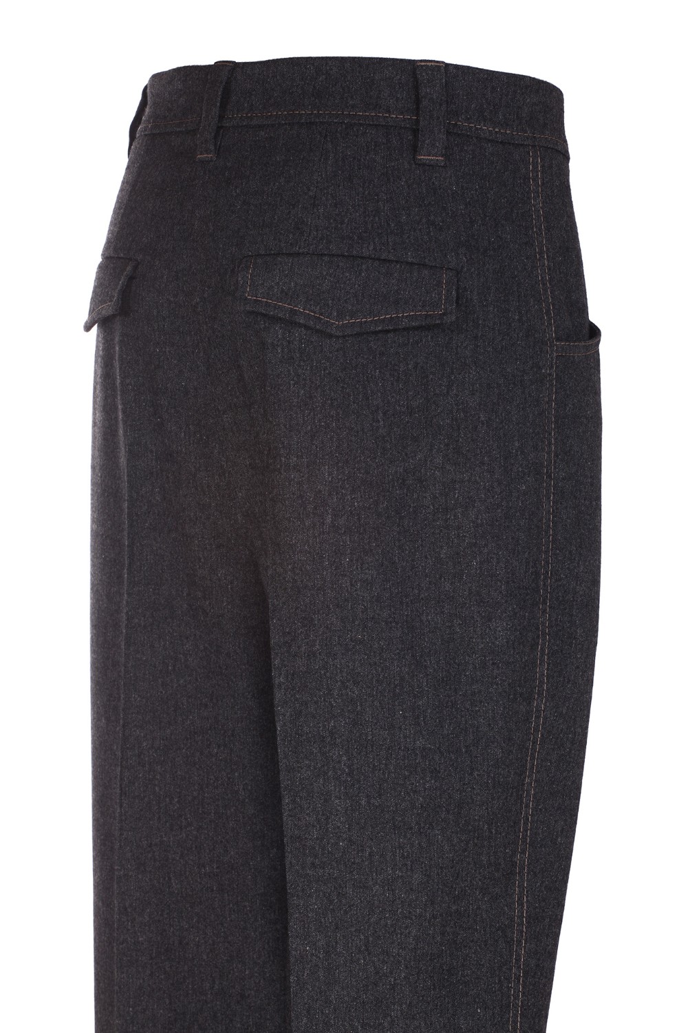 shop BRUNELLO CUCINELLI Saldi Pantalone: Brunello Cucinelli pantalone Pleated in flanella di lana techno.
Chiusura con zip, controbottone e gancetto in metallo.
Tasche frontali.
Tasche posteriori con pattina.
Pince.
Fondo a costine.
Composizione: 35% lana vergine 31% viscosa 31% poliestere 2% poliammide 1% elastan.
Fabbricato in Italia.. MB087P8147-C001 number 1968252